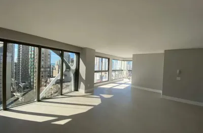 Torre de mallorca - apartamento 03 suítes com 03 garagens em balneário camboriú