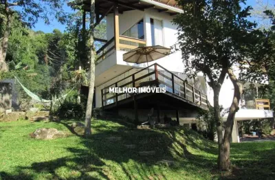 Casa estaleiro sendo 02 suítes e varanda em meio a vegetação e vista mar