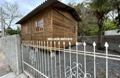 Locação anual casa com 2 dormitórios no bairro jardim iate club em balneário camboriú.