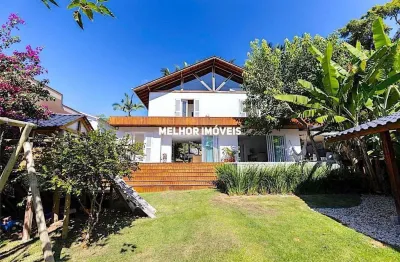 Casa espaçosa  á venda com 03 dormitórios sendo 02 suítes localizada na praia de taquaras/sc