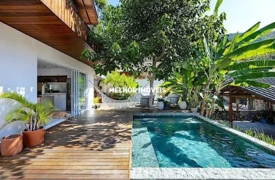 Casa espaçosa  á venda com 03 dormitórios sendo 02 suítes localizada na Praia de Taquaras/SC