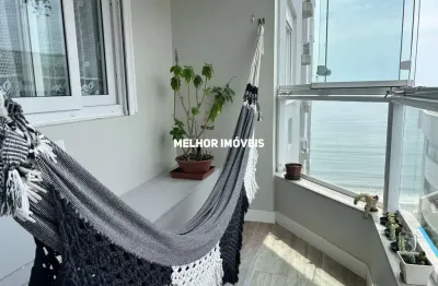 Apartamento á venda com 3 dormitórios e 1 vaga de garagem, com vista lateral para o mar.