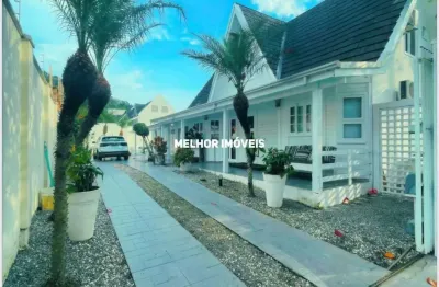 Casa estilo chalé com 2 suítes e 2 demi suítes á venda no bairro da barra em balneário camboriú.