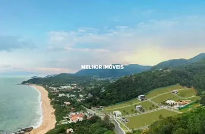 Terreno á venda em Condomínio fechado, localizado na praia do Estaleiro em Balneário Camboriú.