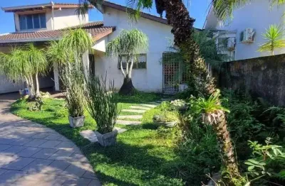 Linda casa com amplo quintal e jardim em itapoa/sc.