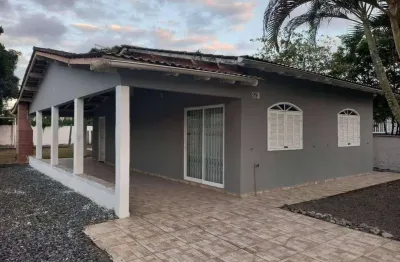 Casa com terreno amplo de 450 m² no centro de itapema do norte.