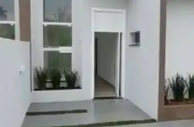 Casa com 2 quartos sendo 1 suíte, piscina, sala com pé direito alto proporcionando design diferenciado