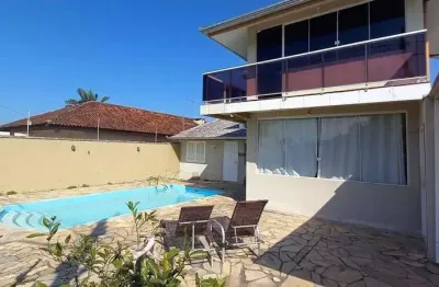 Sobrado duplex com piscina apenas 470 metros da praia