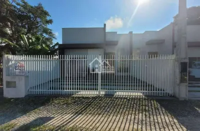 Casa com 2 quartos sendo 1 suíte, piscina, sala com pé direito alto proporcionando design diferenciado