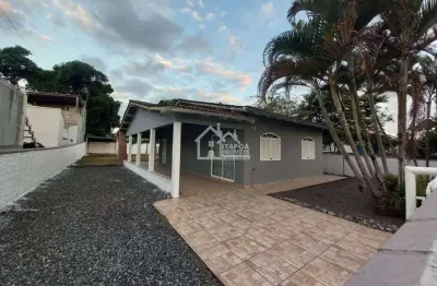Casa com terreno amplo de 450 m² no centro de itapema do norte.
