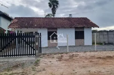 Casa de alvenaria localizada ao lado do riviera santa maria em itapoá/sc