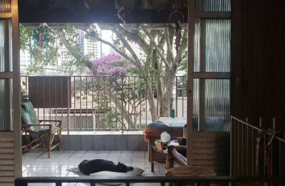 Sobrado de 3 dorm sendo 1 suite, sala, coz, area de serviço, 4 banheiros e 2 vagas de garagem.