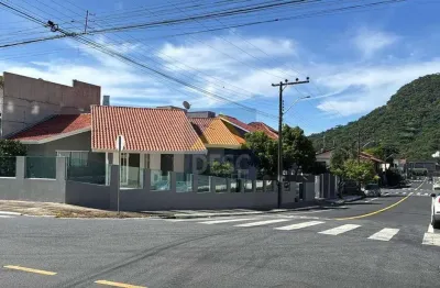Casa com piscina à venda no bairro da barra em balneário camboriú