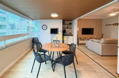 Apartamento quadra mar mobiliado com sacada com churrasqueira à venda no Centro de Balneário Camboriú