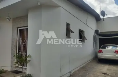 Casa com 2 quartos à venda na travessa chateaubriand, 93, passo das pedras, porto alegre por r$ 390.000