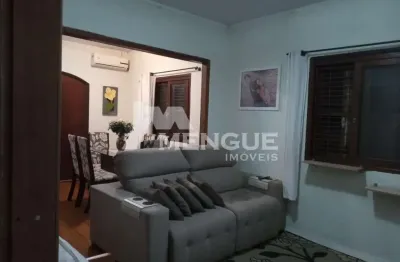 Casa com 2 quartos à venda na beco antônio severino, 131, rubem berta, porto alegre por r$ 405.000
