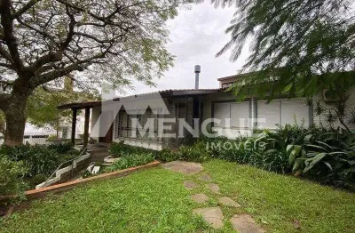 Casa com 3 quartos para alugar na Rua Matias José Bins, 847, Três Figueiras, Porto Alegre por R$ 7.780