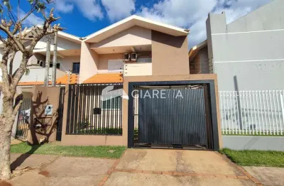Sobrado amplo à venda em excelente localização, jardim gisela, toledo - pr