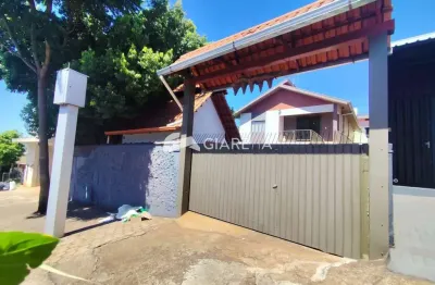 Casa com ampla sobra de terreno disponível para venda no centro, toledo - pr