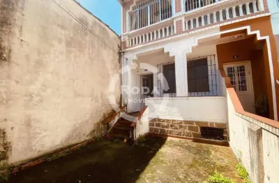 Casa térrea no gonzaga, santos: ampla, com quintal e potencial de valorização!