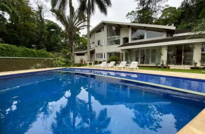 Casa triplex com piscina em condomínio fechado a venda em santos, localizada no morro santa terezinha.
