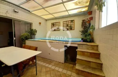 Casa triplex em condomínio fechado próximo da praia a venda em santos, localizada no bairro do embaré.