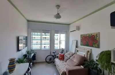 Apartamento de 2 dormitórios frente ao mar no embaré, andar alto e totalmente reformado