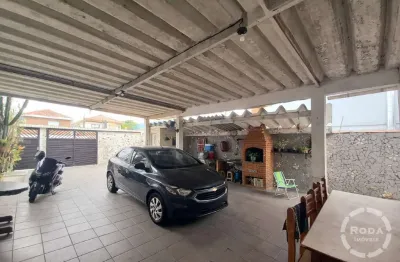 Casa com 3 Dormitórios (1 Suíte), Sala Ampla e Garagem Espaçosa