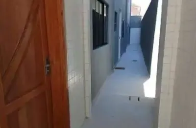 Casa sobreposta baixa nova com 3 suítes e quintal com churrasqueira – santos/sp