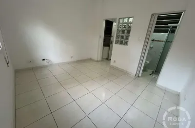 Kitnet térrea reformada à venda no embaré – 24m², garagem coletiva e a poucos passos da praia!