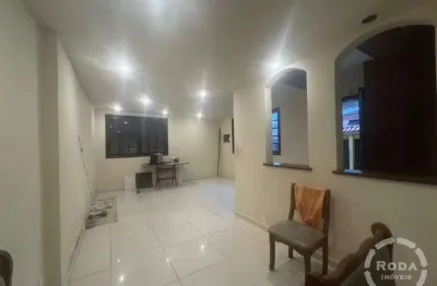 Imagine-se vivendo em uma casa que combina conforto, praticidade e um toque de luxo, tudo isso no coração do gonzaga, santos