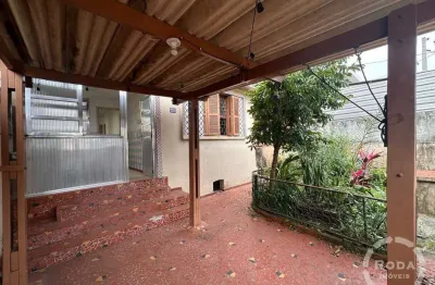 Casa com quintal no macuco, santos - 2 quartos, vaga e espaço para o seu sonho!