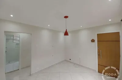 Apartamento reformado na ponta da praia – conforto e localização perfeita!