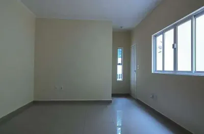 Casa sobreposta baixa 3 quartos sendo 1 suíte com quintal e 1 vaga no embaré em santos