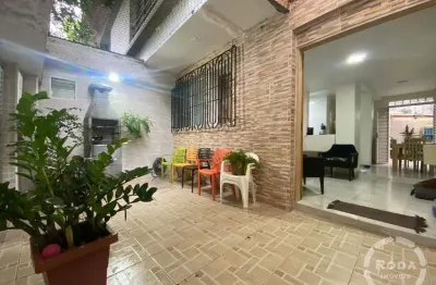 Casa sobreposta baixa 3 suítes e quintal em l com 1 vaga na ponta da praia bem localizada - santos/sp