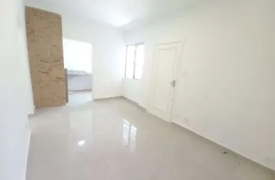 Apartamento 65m² à venda no gonzaga, santos. 2 quartos, elevador e na quadra da praia. iptu baixo