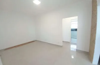 Apartamento 65m² à venda no Gonzaga, Santos. 2 quartos, elevador e na quadra da praia. IPTU baixo