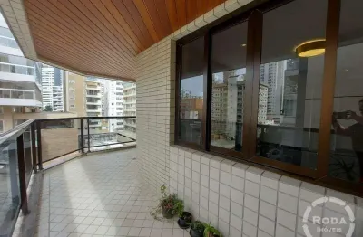Apartamento à venda no gonzaga à 2 quadras da praia. sala 3 ambientes , 3 suítes,2 vagas demarcadas. prédio com lazer e portaria 24 horas.
