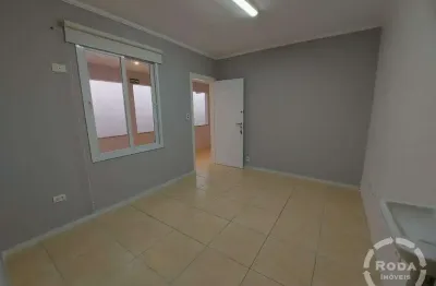 Sala comercial para locação no bairro da pompéia em santos com banheiro, ideal para área de saúde.