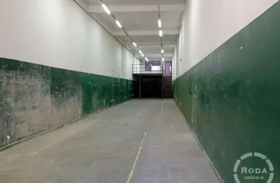 Excelente galpão de 230m² com mezanino na vila mathias - santos - sp