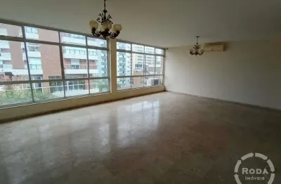 Apartamento de 192 m2 de area util a uma quadra da praia no embaré