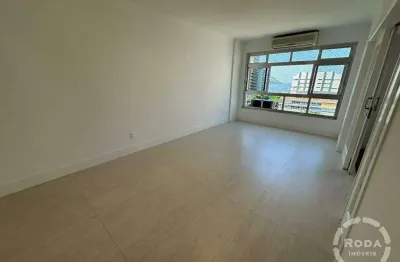 Apartamento com Vista Mar no Bairro Aparecida – Último Andar, Amplo e Totalmente Atualizado