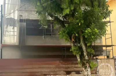 Casa à Venda na Ponta da Praia – 3 Suítes | Piscina | Espaço Gourmet | 2 Vagas