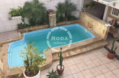 Sobrado com edícula e piscina a venda em santos, localizado no bairro do boqueirão.