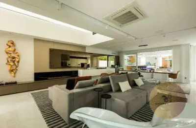 Casa mobiliada em condomínio fechado, com  4 suítes e muito conforto