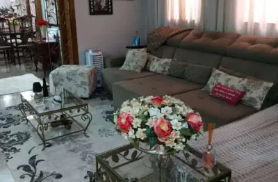 Sobrado à venda com 4 quartos e 208m², espaço gourmet e 11 vagas