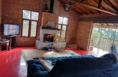 Casa em Condomínio  Fechado em São Roque, 1060m² com 2 Suítes e Natureza