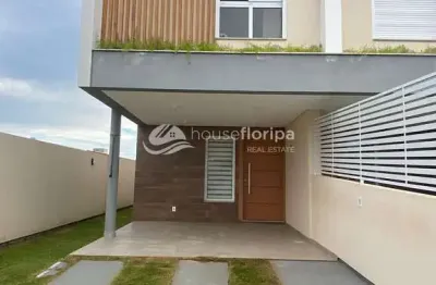 Casa financiável à venda com 3 dormitórios, próxima à praia, com quintal, no campeche, em florianóp