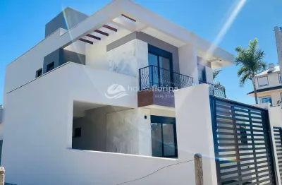 Casa de 3 quartos, com quintal amplo e churrasqueira, à venda a 100 m da praia dos açores, localiza