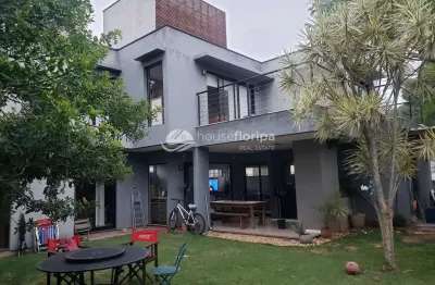Linda casa com 4 dormitórios à venda, em local tranquilo no rio tavares, florianópolis, sc